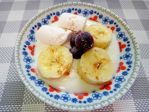 バナナとブルーベリーマシュマロのヨーグルト